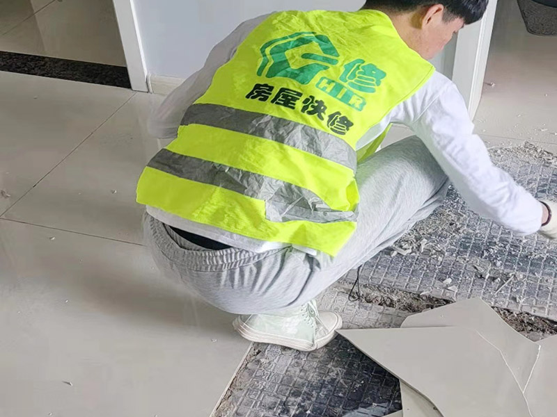 客廳地磚起翹修復：將油灰刀的邊緣滑入松散的瓷磚與其旁邊的瓷磚之間的接縫中。撬起瓷磚并將其移除。用金屬刮刀或小的撬桿的平坦邊緣刮掉基材和瓷磚背面的稀釋劑或瓷磚粘合劑。用相同的工具刮擦周圍空間的舊水泥漿。用清水沖洗除去翹起的瓷磚，然后用濕海綿擦拭，使其干凈。將砂漿抹在缺口邊緣上，然后將稀釋水泥砂漿抹在瓷磚的背面，將瓷磚鋪回原位。如果難以將瓷磚平整，則將瓷磚墊片插入接縫或修補物與包圍它的瓷磚之間的接縫或接縫中。刮掉多余的漿液，并讓該區域靜置約10分鐘。用水蘸軟海綿，然后輕輕擦拭修復區域。瓷磚上出現一層干粉后，請用干抹布擦拭。