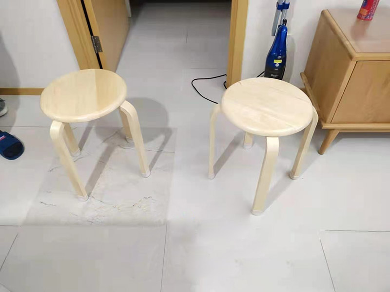 客廳地磚起翹修復：將油灰刀的邊緣滑入松散的瓷磚與其旁邊的瓷磚之間的接縫中。撬起瓷磚并將其移除。用金屬刮刀或小的撬桿的平坦邊緣刮掉基材和瓷磚背面的稀釋劑或瓷磚粘合劑。用相同的工具刮擦周圍空間的舊水泥漿。用清水沖洗除去翹起的瓷磚，然后用濕海綿擦拭，使其干凈。將砂漿抹在缺口邊緣上，然后將稀釋水泥砂漿抹在瓷磚的背面，將瓷磚鋪回原位。如果難以將瓷磚平整，則將瓷磚墊片插入接縫或修補物與包圍它的瓷磚之間的接縫或接縫中。刮掉多余的漿液，并讓該區域靜置約10分鐘。用水蘸軟海綿，然后輕輕擦拭修復區域。瓷磚上出現一層干粉后，請用干抹布擦拭。