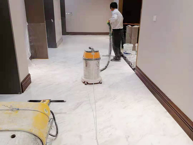 酒店走廊打磨翻新：瓷磚在經(jīng)過歲月洗禮之后，表面容易積水垢、油污，尤其縫里污漬特別多。所以在清洗瓷磚時(shí)，建議使用去污膏對表面進(jìn)行一個徹底清洗。處理瓷磚縫隙的話，可以用牙刷沾著去污膏然后刷去。最后再用清水清理一遍，擦干即可。如果效果不滿意的話，還可以使用拋光打磨機(jī)對瓷磚進(jìn)行打磨，雖然可以讓瓷磚恢復(fù)透亮，但對圖案紋理的完整性有一定的影響。