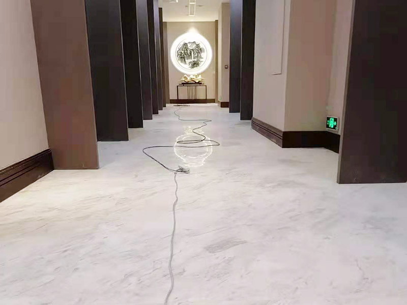 酒店走廊打磨翻新：瓷磚在經(jīng)過歲月洗禮之后，表面容易積水垢、油污，尤其縫里污漬特別多。所以在清洗瓷磚時(shí)，建議使用去污膏對表面進(jìn)行一個徹底清洗。處理瓷磚縫隙的話，可以用牙刷沾著去污膏然后刷去。最后再用清水清理一遍，擦干即可。如果效果不滿意的話，還可以使用拋光打磨機(jī)對瓷磚進(jìn)行打磨，雖然可以讓瓷磚恢復(fù)透亮，但對圖案紋理的完整性有一定的影響。