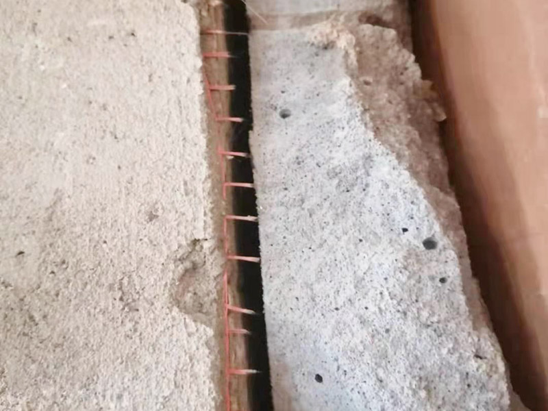 煙道維修施工：煙道一般是這樣的，倒樓板的時候，會在煙道位置留一個孔，要求混凝土返上30CM，防止滲水，但大多數是沒有的，只會在這個孔周圍砌磚。也可換用成品煙道進行替換。　煙道是廢氣和煙霧排放的管狀裝置，住宅煙道是指用于排除廚房煙氣或衛生間廢氣的豎向管道制品，也稱排風道、通風道、住宅排氣道。