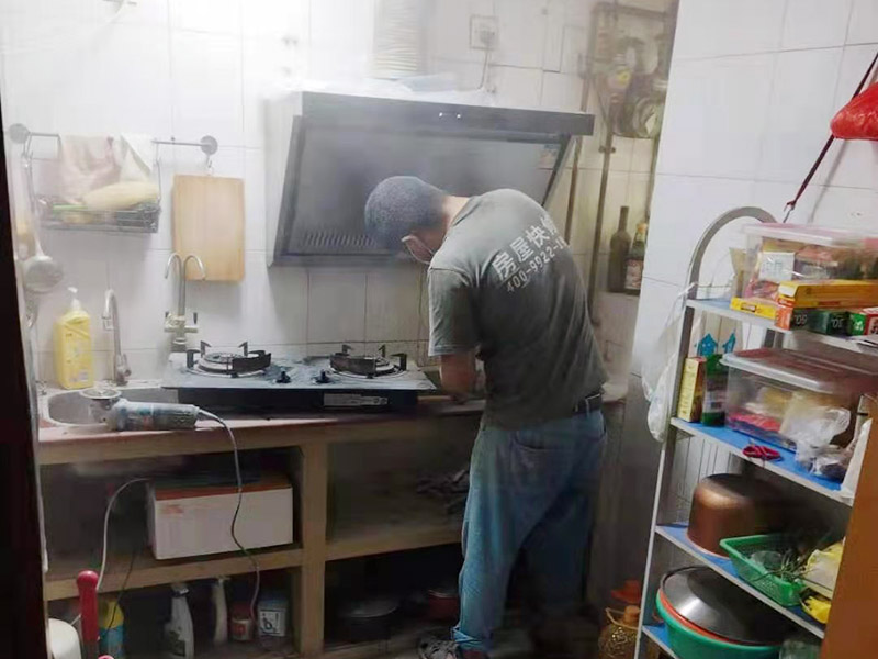 廚衛局部改造:在安裝燃氣管前我們需要先將灶具放進事先開好孔的灶臺。清理干凈灶具進氣口，再將膠管接頭套入灶具接頭處并超過紅線，并用管夾或管箍夾緊膠管。查看電池盒是否有電池，如沒有請購買電池并安裝，一般是1號電池， 到此基本的安裝完成。之后還要做調試，一般的方法是先開始打開旋鈕，測試是否有火，或者說看一看火焰顏色是否為淡藍色，如果火焰顏色偏黃，或者偏紅，還需要再對燃氣灶進行調試，使其火焰呈現正常顏色，即淡藍色。