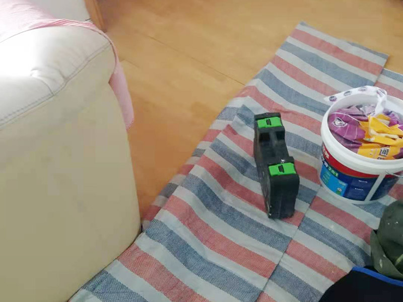 吊頂維修安裝：進行吊頂高度的精確測量，都是裝修吊頂的流程中排在首位的步驟。具體的操作方法就是先準備好一個卷尺，然后標清楚所在房屋的高水平線，以豎向測量的方式，來確認標高，繼而用彈線把龍骨從頂板的位置彈出來，完成這一步后，不要忘了用這種方法在墻壁的位置確定頂棚區域的標高水平線。做好了樓層和墻壁等處需要標高之后，裝修吊頂的流程的下一環節就是主龍骨吊桿的安裝了。
