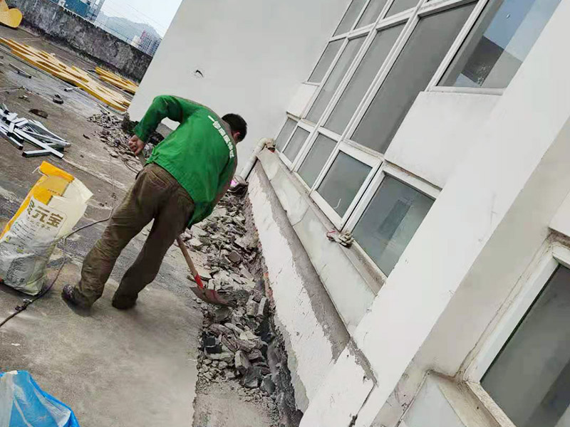 屋頂鏟除建渣裝袋：涂膜防水層依附于基層，基層質量好壞，直接影響防水涂膜的質量。因而在涂膜施工前，應對基層進行認真的檢查和必要的處理，使之達到涂膜施工的要求。涂料的涂布應采取“先高后低、先遠后近、先立面后平面”的施工順序。同一屋面上先涂布排水比較集中的水落口、天溝、檐口等節點部位，再進行大面積的涂布。