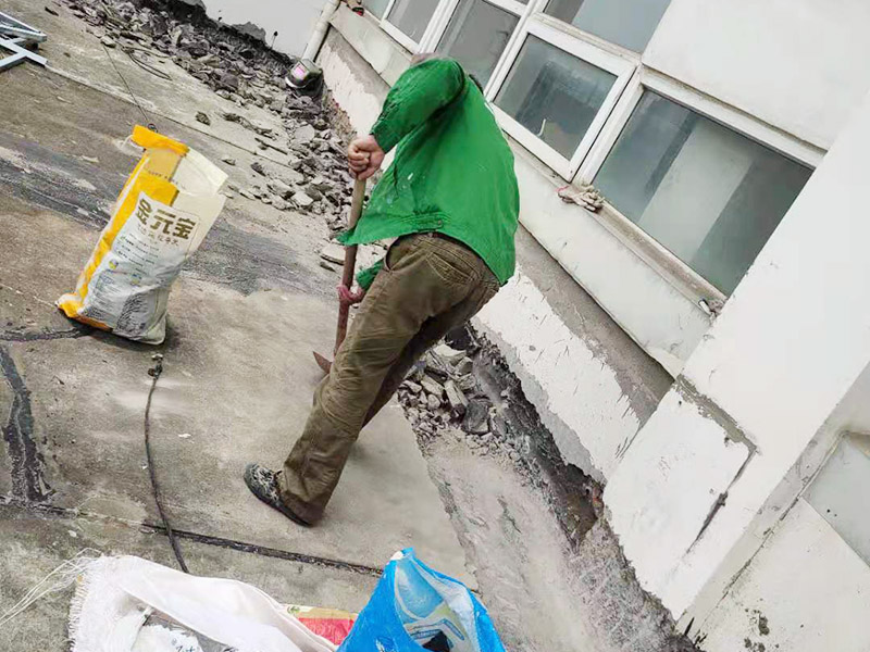 屋頂鏟除建渣裝袋：涂膜防水層依附于基層，基層質量好壞，直接影響防水涂膜的質量。因而在涂膜施工前，應對基層進行認真的檢查和必要的處理，使之達到涂膜施工的要求。涂料的涂布應采取“先高后低、先遠后近、先立面后平面”的施工順序。同一屋面上先涂布排水比較集中的水落口、天溝、檐口等節點部位，再進行大面積的涂布。