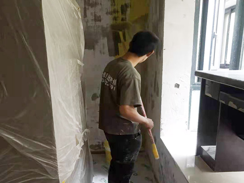墻面基層刷墻固：什么是墻固？墻固是墻面固化膠，是用在水泥酥松的墻面上的起固定水泥砂漿防止水泥砂漿墻面掉渣的。墻固外觀大都為乳白色膠液狀，產品有多種顏色，主要以綠色、藍色為主，涂刷色彩分布均勻，遮蓋力強，干燥后不掉粉，不掉色，可隨意清掃。