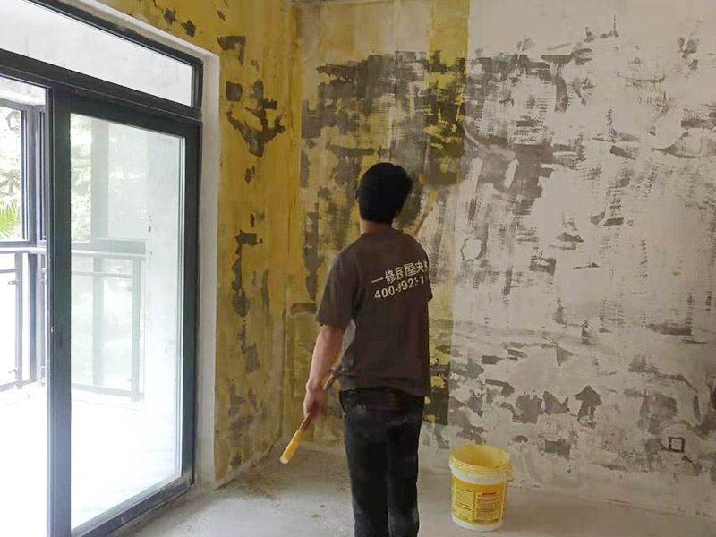 墻面基層刷墻固：什么是墻固？墻固是墻面固化膠，是用在水泥酥松的墻面上的起固定水泥砂漿防止水泥砂漿墻面掉渣的。墻固外觀大都為乳白色膠液狀，產品有多種顏色，主要以綠色、藍色為主，涂刷色彩分布均勻，遮蓋力強，干燥后不掉粉，不掉色，可隨意清掃。