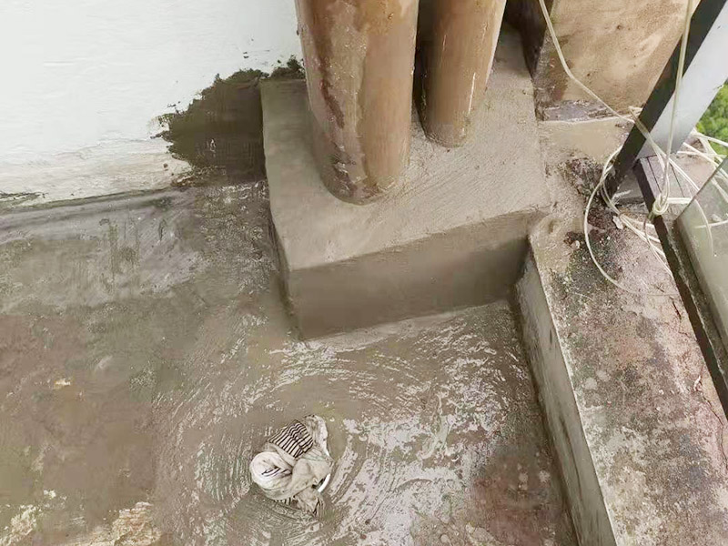 陽臺管道漏水維修：1、水管爆裂后漏水多少，一般與管內的水壓高低有直接關系。無論水是滴漏還是噴涌而出，此時最應做的就是立刻關閉該供水管道的閥門，并報修當地的物業部門。 2、用修補水管的專用膠布捆住水管的損毀部分。 3、另外也可以用玻璃纖維膠布或環氣樹脂黏劑修補水管的裂縫。 4、如果水管爆裂情況嚴重，可以用毛巾包裹住水管的破裂部分，這樣既可以阻止水流四處噴射，也可以將水流引入放置好的水桶中，以免造成巨大浪費。同時關閉住戶內總水管的閥門，完全截留屋內的自來水供應。 5、如果水管爆裂的原因是管道過于陳舊，應及時找水管工人進行檢查和修理。 你要先保證陽臺窗邊和周邊墻面需打膠的地方沒有一些雜物,這樣才能用結構膠封堵縫隙,用膠嘴的斜面打出膠的弧狀面,以達到不存水和密封的效果。建議用剛性防水材料來處理,這樣既能防水,還能再上面走動;也可以考慮用玻璃膠回填縫隙,然后在上面用水泥鋪上,壓實后,刷上原來的漆,這樣是比較簡單的,防滲水用到的材料一定防水性比較強的。