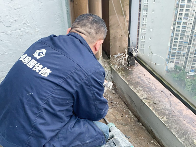 陽臺管道漏水維修：1、水管爆裂后漏水多少，一般與管內的水壓高低有直接關系。無論水是滴漏還是噴涌而出，此時最應做的就是立刻關閉該供水管道的閥門，并報修當地的物業部門。 2、用修補水管的專用膠布捆住水管的損毀部分。 3、另外也可以用玻璃纖維膠布或環氣樹脂黏劑修補水管的裂縫。 4、如果水管爆裂情況嚴重，可以用毛巾包裹住水管的破裂部分，這樣既可以阻止水流四處噴射，也可以將水流引入放置好的水桶中，以免造成巨大浪費。同時關閉住戶內總水管的閥門，完全截留屋內的自來水供應。 5、如果水管爆裂的原因是管道過于陳舊，應及時找水管工人進行檢查和修理。 你要先保證陽臺窗邊和周邊墻面需打膠的地方沒有一些雜物,這樣才能用結構膠封堵縫隙,用膠嘴的斜面打出膠的弧狀面,以達到不存水和密封的效果。建議用剛性防水材料來處理,這樣既能防水,還能再上面走動;也可以考慮用玻璃膠回填縫隙,然后在上面用水泥鋪上,壓實后,刷上原來的漆,這樣是比較簡單的,防滲水用到的材料一定防水性比較強的。
