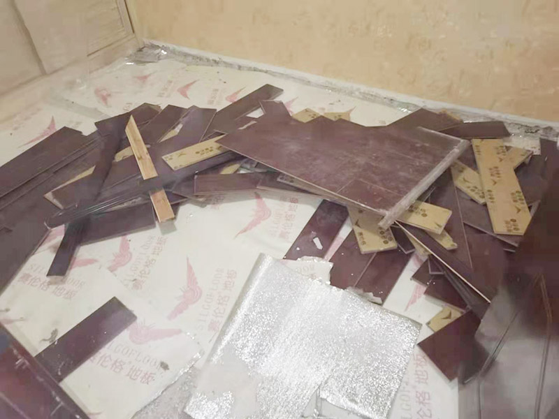 地板拆除施工：再把房間的物品都搬到另一房間去放著，把整個房間騰出來，這樣也更好的尋找木地板的縫隙源頭，沒有東西擋著，空曠也利用木地板的拆除。拆除的工作要先從踢腳線開始，就算是發(fā)現木地板中間有縫隙，或者有損壞的地方，感覺可以下手拆除，實際操作時，還是從踢腳線要好拆些。踢腳線一般分為兩種，若是很幸運碰上了卡子固定的踢腳線，那就容易多了。直接用工具把卡子撬松，卡子脫落后，就可以沿著踢腳線開始拆了。若是碰上的是打了膠的踢腳線，那么就有點難度。先用刀片把膠水刮掉，但是這樣容易傷到地板。