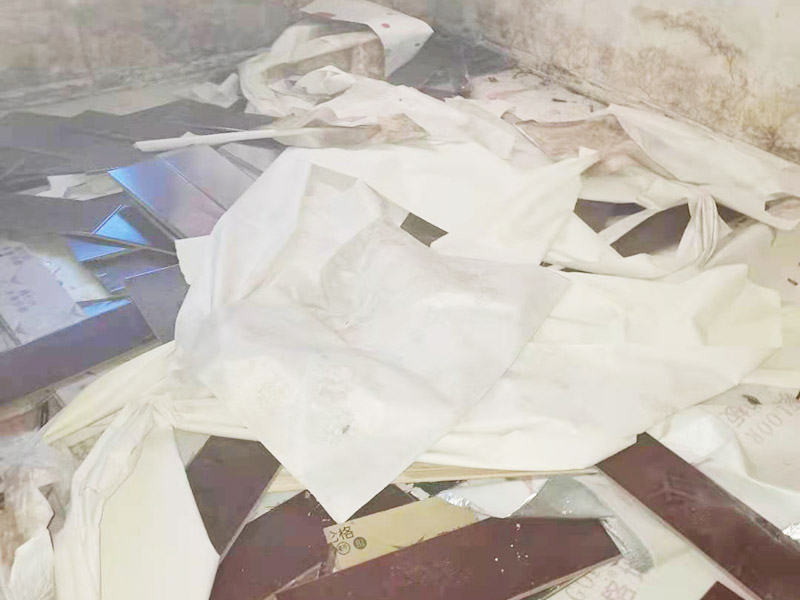 地板拆除施工：再把房間的物品都搬到另一房間去放著，把整個房間騰出來，這樣也更好的尋找木地板的縫隙源頭，沒有東西擋著，空曠也利用木地板的拆除。拆除的工作要先從踢腳線開始，就算是發(fā)現木地板中間有縫隙，或者有損壞的地方，感覺可以下手拆除，實際操作時，還是從踢腳線要好拆些。踢腳線一般分為兩種，若是很幸運碰上了卡子固定的踢腳線，那就容易多了。直接用工具把卡子撬松，卡子脫落后，就可以沿著踢腳線開始拆了。若是碰上的是打了膠的踢腳線，那么就有點難度。先用刀片把膠水刮掉，但是這樣容易傷到地板。