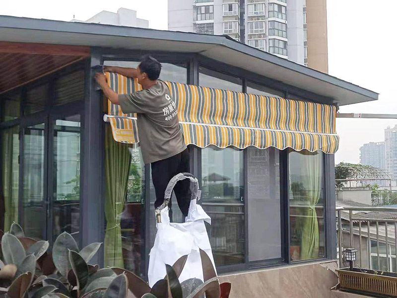 露臺雨棚安裝：在門楣上定位劃水平線，把塑料支架的固定孔距畫下來沖擊鉆打孔，要比膨脹螺絲深一些。   最好兩個人配合安裝，一個人托舉著，一個人安放膨脹螺絲，有4個，扳手?jǐn)Q緊。   接下來的就比較好安裝了.將組合好的雨棚耐力板插入剛才安裝好的雨棚中【支架的卡槽中】，螺絲固定。   全部安裝到位后，要到遠(yuǎn)處看看，雨棚外沿是不是處在一條直線上，如有高有低，放寬膨脹螺絲，調(diào)整一下支架，如果是墻面不平引起的，可用木片或塑料片墊一下。記得膨脹螺絲還要擰緊，不然雨棚會飛跑的。