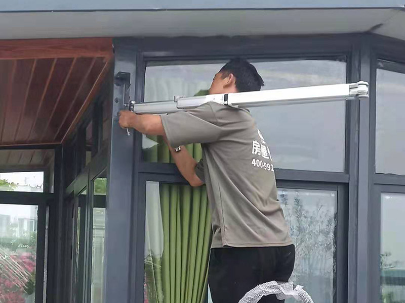 露臺雨棚安裝：在門楣上定位劃水平線，把塑料支架的固定孔距畫下來沖擊鉆打孔，要比膨脹螺絲深一些。   最好兩個人配合安裝，一個人托舉著，一個人安放膨脹螺絲，有4個，扳手?jǐn)Q緊。   接下來的就比較好安裝了.將組合好的雨棚耐力板插入剛才安裝好的雨棚中【支架的卡槽中】，螺絲固定。   全部安裝到位后，要到遠(yuǎn)處看看，雨棚外沿是不是處在一條直線上，如有高有低，放寬膨脹螺絲，調(diào)整一下支架，如果是墻面不平引起的，可用木片或塑料片墊一下。記得膨脹螺絲還要擰緊，不然雨棚會飛跑的。