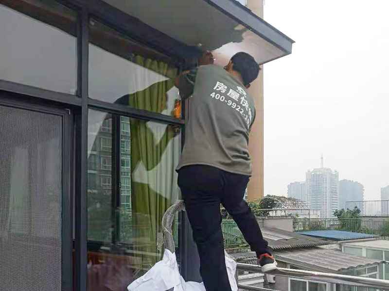 在門楣上定位劃水平線，把塑料支架的固定孔距畫下來沖擊鉆打孔，要比膨脹螺絲深一些。   最好兩個人配合安裝，一個人托舉著，一個人安放膨脹螺絲，有4個，扳手擰緊。   接下來的就比較好安裝了.將組合好的雨棚耐力板插入剛才安裝好的雨棚中【支架的卡槽中】，螺絲固定。   全部安裝到位后，要到遠處看看，雨棚外沿是不是處在一條直線上，如有高有低，放寬膨脹螺絲，調整一下支架，如果是墻面不平引起的，可用木片或塑料片墊一下。記得膨脹螺絲還要擰緊，不然雨棚會飛跑的。