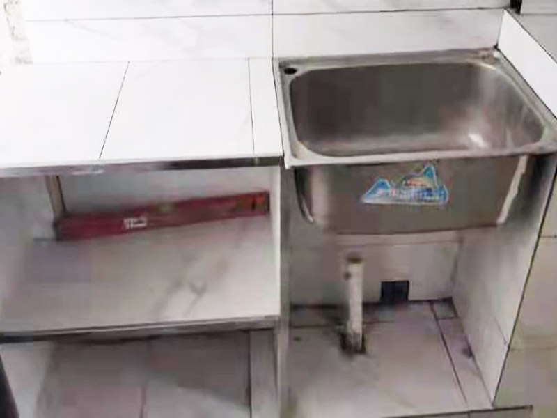 廚房磚砌櫥柜：櫥柜的水電定位時，先劃分功能區(qū)：洗菜盆區(qū)、灶臺區(qū)、切菜區(qū)、電器區(qū)，把這些區(qū)域的具體尺寸畫在墻面上，安排好進水管、排水管和各種插座的準確位置。 磚砌櫥柜制作的時候先做櫥柜的圍角，可以根據(jù)自己的喜好選擇不同顏色的瓷磚來實現(xiàn)。圍角完成以后的重要工作就是用水泥和砂漿將櫥柜的底部填實，上面鋪瓷磚。同時，瓷磚豎隔板的位置按照櫥柜圖紙進行預留。 磚砌櫥柜制作好之后，我們可以根據(jù)自己喜歡的風格選擇不同材質(zhì)的石材臺面和門板，完全不影響美觀，同時對于櫥柜內(nèi)部我們均采用不銹鋼條進行收邊，既美觀又好打掃衛(wèi)生。