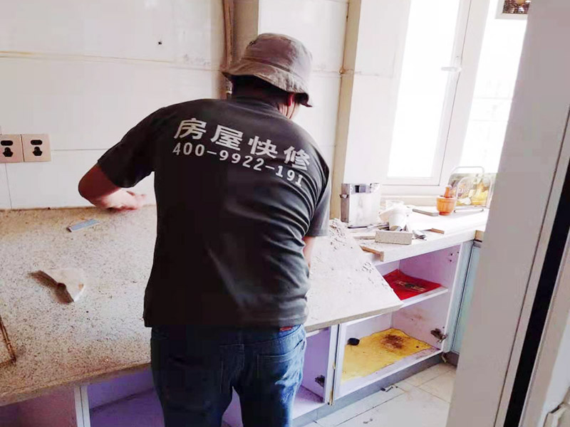 廚房櫥柜安裝：清理：對廚房作防護措施，掛擋布、廚房墻面等做簡單清理，以便準確測量地面水平。櫥柜安裝一般先從地柜開始。把櫥柜外包裝拆開后。在櫥柜的邊緣貼上防火膜封邊。在下柜底部安裝上支腳，根據地面水平高度調整櫥柜。 櫥柜安裝需要找出基準點，L型廚房從直角處向兩邊延伸，U型廚房則先將中間的一字型柜體放整齊后，再從兩個直角處向兩邊站看，這樣可以避免出現縫隙。櫥柜框架安裝牢固定位后，需要在櫥柜背面安裝背板。一般安裝下水都會現場開孔，工人會用專業的打孔器按照管道大小進行打孔，打孔的直徑應比管道大3-4毫米，并且打孔后要將開孔部分用密封條封邊，防止邊緣滲水木材變形。
