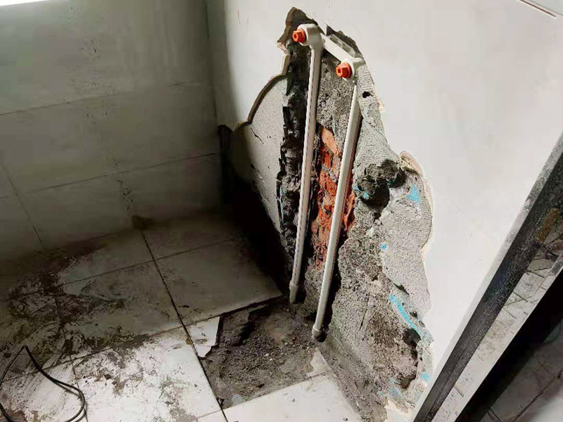 水管漏水維修瓷磚修復：首先要查清楚漏水點，根據漏水情況對癥下藥。 如果是上下水管的問題。而且水管是在地下，就需要考慮刨瓷磚，但并非必須重新裝修衛生間。比如如果是進水管漏水，可改明管，不用漏水的水管。如果是下水管漏水，也是要找到漏水的具體位置，根據情況來確定是部分刨磚來解決，也是沒有必要全部刨。