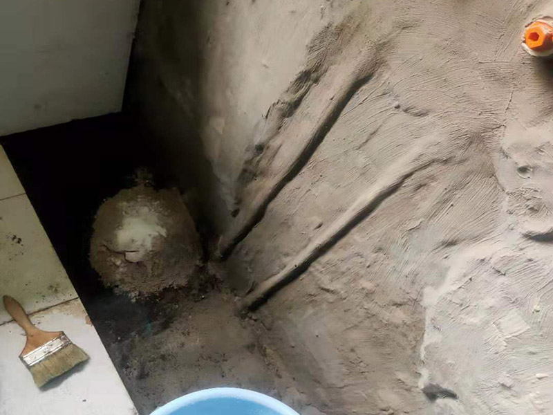 水管漏水維修瓷磚修復：首先要查清楚漏水點，根據漏水情況對癥下藥。 如果是上下水管的問題。而且水管是在地下，就需要考慮刨瓷磚，但并非必須重新裝修衛生間。比如如果是進水管漏水，可改明管，不用漏水的水管。如果是下水管漏水，也是要找到漏水的具體位置，根據情況來確定是部分刨磚來解決，也是沒有必要全部刨。