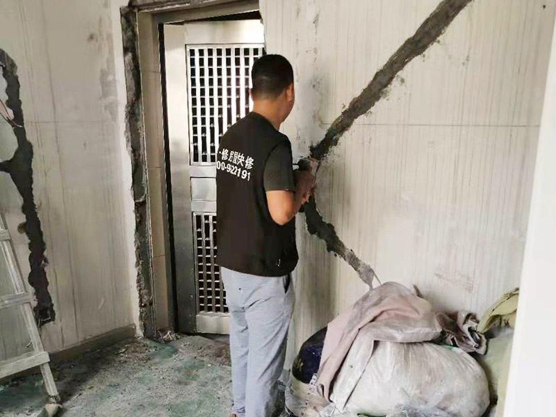 墻面電路走線改造：在家居裝修中，電路是屬于隱蔽工程，因此在電路改造過程中，一定要按照步驟來，一個步驟都不能馬虎，避免后期使用出現安全隱患。定位之后，師傅會按照定位和電路走向，進行開槽布線，布線都是使用線管進行暗埋，有PVC和冷彎管兩種，冷彎管彎曲效果很好，不會斷裂，是布線不錯的選擇，它的轉角有一定弧度，線可以隨便更換，不需要開墻。