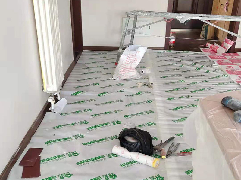 墻面修補成品保護：安裝完成的墻面板應將轉角、門框及柱子等陽角部位用柔性紙板或塑料泡沫進行包裹，在明顯的區域內做好成品保護標示防止，尤其在人手所能觸及的范圍內做好防護，防止污染和磕碰等損壞。水暖、電、通風等工種應在板塊墻面前施工，防止損壞面板。拆除腳手架子時嚴格按照腳手架方案進行拆除，注意不要碰撞墻面損壞面板。
