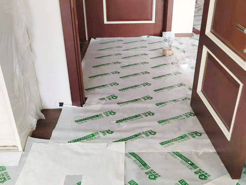 墻面修補成品保護：安裝完成的墻面板應將轉角、門框及柱子等陽角部位用柔性紙板或塑料泡沫進行包裹，在明顯的區域內做好成品保護標示防止，尤其在人手所能觸及的范圍內做好防護，防止污染和磕碰等損壞。水暖、電、通風等工種應在板塊墻面前施工，防止損壞面板。拆除腳手架子時嚴格按照腳手架方案進行拆除，注意不要碰撞墻面損壞面板。