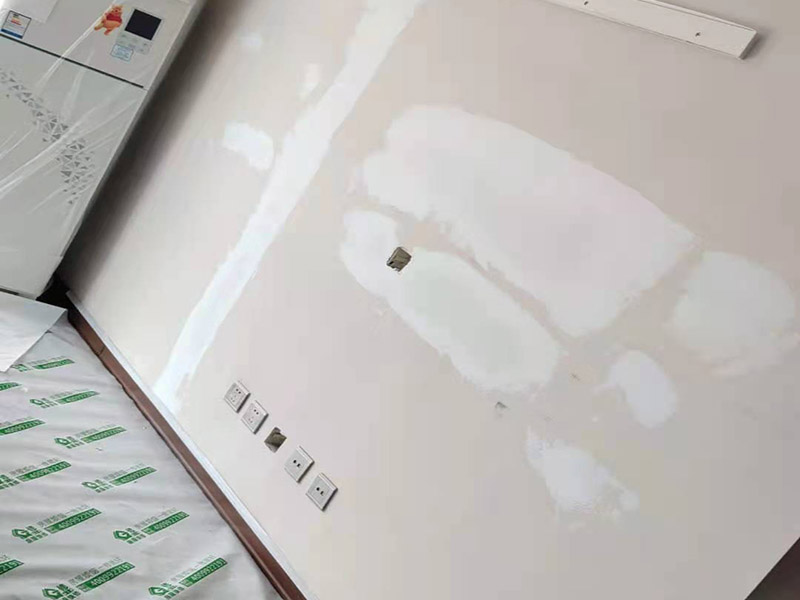 墻面修補成品保護：安裝完成的墻面板應將轉角、門框及柱子等陽角部位用柔性紙板或塑料泡沫進行包裹，在明顯的區域內做好成品保護標示防止，尤其在人手所能觸及的范圍內做好防護，防止污染和磕碰等損壞。水暖、電、通風等工種應在板塊墻面前施工，防止損壞面板。拆除腳手架子時嚴格按照腳手架方案進行拆除，注意不要碰撞墻面損壞面板。