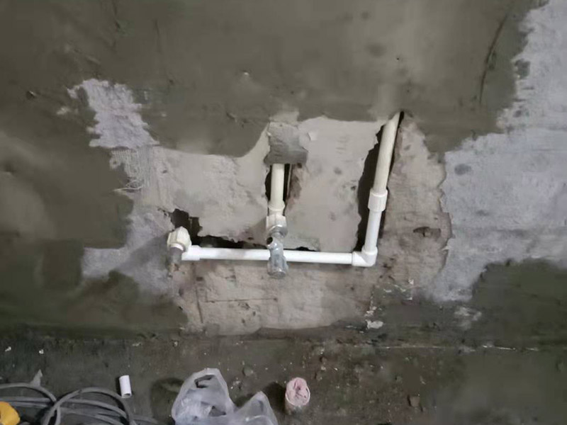 墻內水管安裝維修：水管的鋪設方式分為明裝和暗裝，明裝是將水管管道沿著天花板下、墻上、柱上、梁下、地板旁外等地方外露敷設，其優點就是造價會比較低，施工相對方便，維修更加簡單;缺點就是水管外表容易堆積灰塵、產生凝水等，影響美觀。暗裝就是將水管管道鋪設在吊頂、地面或管溝中隱蔽敷設，暗裝的優點是鋪設完看不到水管，比較美觀;缺點就是若后期水管出現漏水等問題不好維修。