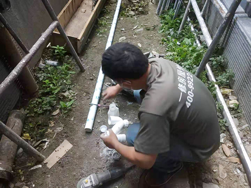 外墻水管安裝：水管承插連接分為剛性承插連接和柔性承插連接兩種。剛性承插連接是用管道插口插入管道的承口內，對正后，先用嵌縫材料嵌縫，然后用密封材料密封，使之成為一個牢固的封閉的管道接口。柔性承插連接接頭在管道承插口的正封口上放入富有彈性的橡膠圈，然后施力將管子插端插入，形成一個能適應一定范圍內的位移和振動的封閉管接頭。