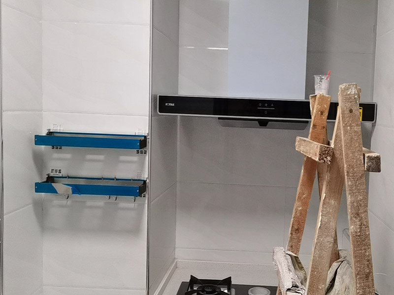 廚房掛件安裝,電視掛墻：電視機的掛架一般都是使用膨脹螺絲固定的。要安裝電視機掛架，就要有沖擊鉆來打孔的。用專業水平測量尺，在墻上畫好打孔位置，然后做好墻地面成品保護就可以打孔了，打好孔就可以安裝。