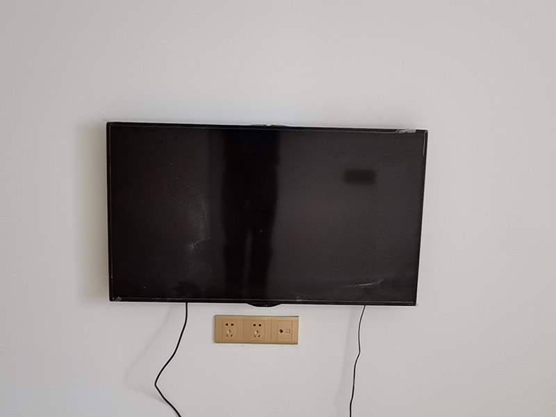 廚房掛件安裝,電視掛墻：電視機的掛架一般都是使用膨脹螺絲固定的。要安裝電視機掛架，就要有沖擊鉆來打孔的。用專業水平測量尺，在墻上畫好打孔位置，然后做好墻地面成品保護就可以打孔了，打好孔就可以安裝。
