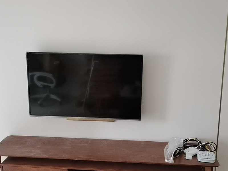 廚房掛件安裝,電視掛墻：電視機的掛架一般都是使用膨脹螺絲固定的。要安裝電視機掛架，就要有沖擊鉆來打孔的。用專業水平測量尺，在墻上畫好打孔位置，然后做好墻地面成品保護就可以打孔了，打好孔就可以安裝。