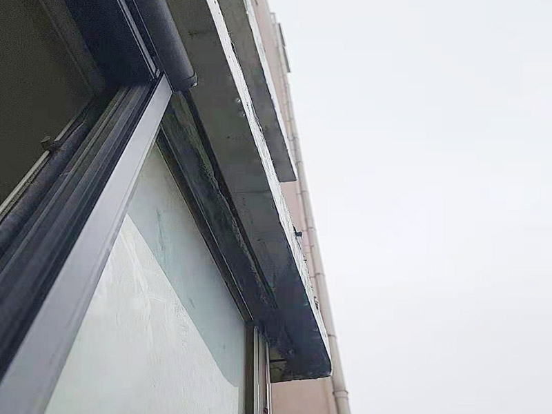 窗框接縫處打膠：窗框與墻體固定時，需要在內外都打膠，因為玻璃與型材間存在一定的縫隙，需要將膠打入縫隙中，為了讓兩者間的密封性能、水密性能更加好。先固定上框，后固定邊框，采用塑料膨脹螺栓固定。框與洞口之間的伸縮縫內腔均采用閉孔泡沫塑料，發泡劑等彈性材料填塞，表面用密封膠密封。