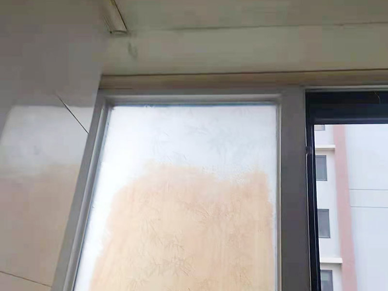 窗框接縫處打膠：窗框與墻體固定時，需要在內外都打膠，因為玻璃與型材間存在一定的縫隙，需要將膠打入縫隙中，為了讓兩者間的密封性能、水密性能更加好。先固定上框，后固定邊框，采用塑料膨脹螺栓固定。框與洞口之間的伸縮縫內腔均采用閉孔泡沫塑料，發泡劑等彈性材料填塞，表面用密封膠密封。