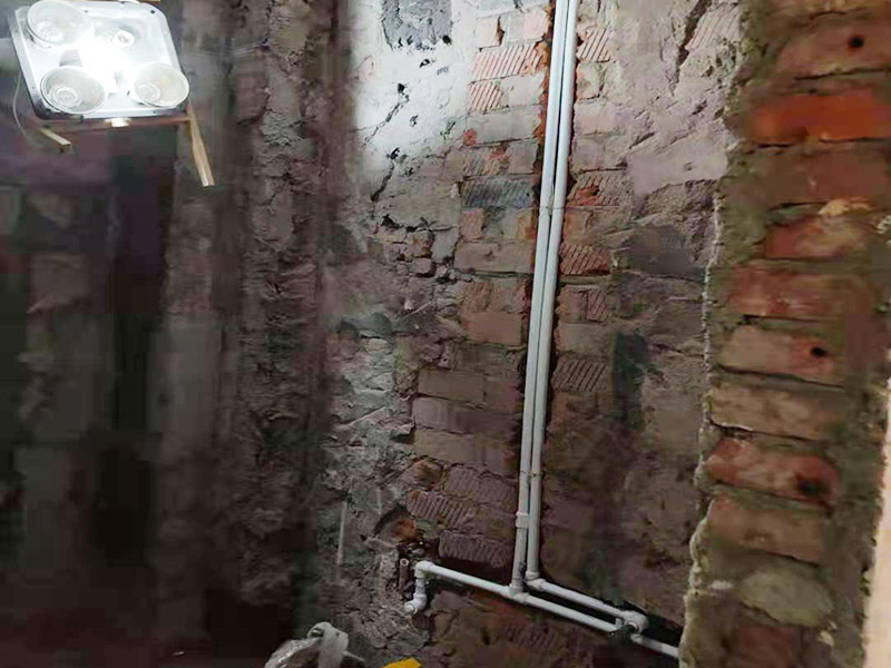 衛生間水電改造：按客戶要求，確定水電設施的準確位置，施工開槽前做出，在施工前定好位置，施工后不再改動或添加。然后以水平線為標準挖線盒，以管徑為標準開槽，用水泥砂漿穩線盒，要求與墻面齊平，低位、高位線盒在同一水平，要先做，最后線管固定好。