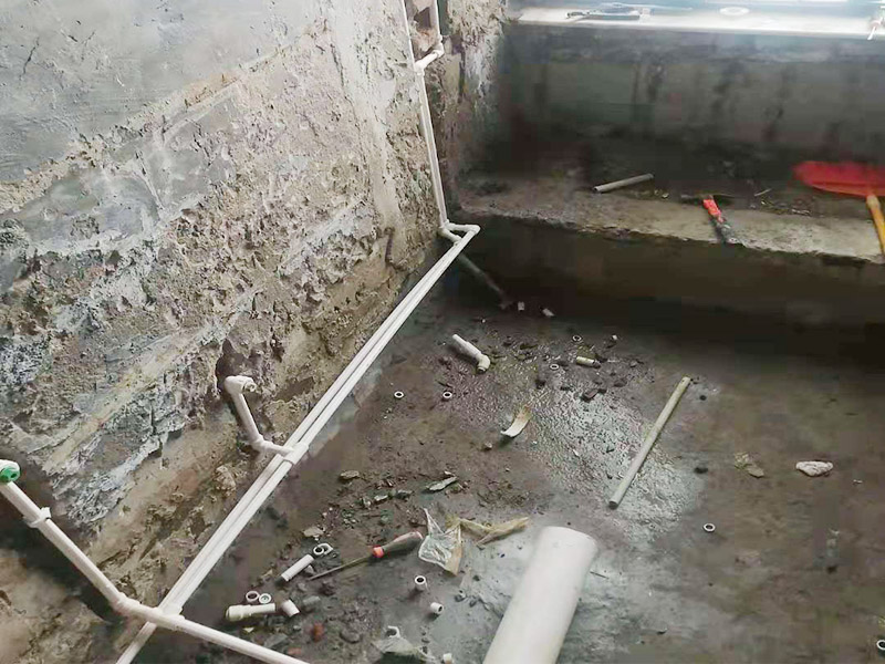 衛生間水電改造：按客戶要求，確定水電設施的準確位置，施工開槽前做出，在施工前定好位置，施工后不再改動或添加。然后以水平線為標準挖線盒，以管徑為標準開槽，用水泥砂漿穩線盒，要求與墻面齊平，低位、高位線盒在同一水平，要先做，最后線管固定好。