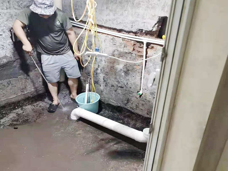 衛生間基層清理打掃：廚衛是家里水汽最大的地方，尤其是衛生間，需要使用大量水進行洗浴，而且每天都要使用，如果不處理好，每天上班都沒心情，所以衛生間的防水就一定要認真對待。首先基層需要清理干凈，正所謂萬丈高樓基礎最重要。
