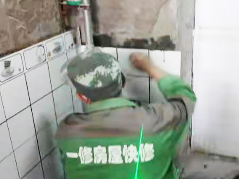 廁所小方磚鋪貼：首先墻面基層清理干凈，衛生間采用釉面墻磚，用水泥砂漿，瓷磚需要經過泡水后鋪貼，而且墻磚的鋪貼高度可要高于淋浴的高度，這樣比較防水。在瓷磚鋪貼時需要以水平線為準繩，設置能對瓷磚起到支撐作用的木板，以防止瓷磚在達到粘著強度之前位移或下墜。