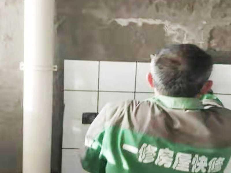廁所小方磚鋪貼：首先墻面基層清理干凈，衛生間采用釉面墻磚，用水泥砂漿，瓷磚需要經過泡水后鋪貼，而且墻磚的鋪貼高度可要高于淋浴的高度，這樣比較防水。在瓷磚鋪貼時需要以水平線為準繩，設置能對瓷磚起到支撐作用的木板，以防止瓷磚在達到粘著強度之前位移或下墜。