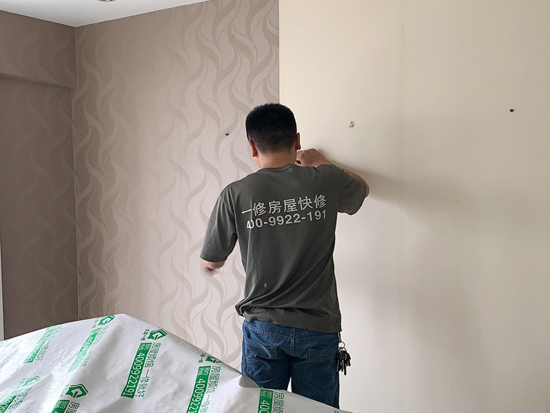 客廳墻面墻紙鏟除：盡量貼近墻面，捏住墻紙的一角，試著將其從墻面上揭下。朝著自己的方向將墻紙剝離墻面，這樣更容易揭下墻紙。如果不容易撕的話，可以在墻面滾刷一些肥皂水，然后用美工刀、剃刀片或墻紙刮刀，沿水平方向將舊墻紙割開，讓溫肥皂水或墻紙剝除劑滲到墻紙的后面，軟化粘合劑，然后就可以從石膏墻上撕除或刮除墻紙了。