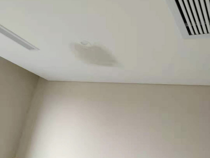 天花板局部修補：天花板有裂縫或者掉皮為什么，可能是天花板本身內部潮氣重，可能是是因為膩子本身的膠性差，或者是天花層膩子原來批刮太厚，導致附著力差。如果鏟除膩子之后發現天花開裂是因為天花板本身因建筑原因有裂縫導致的，可以先用素水泥把裂縫修補好，然后在裂縫處用界面劑貼一塊白布或嵌縫帶，然后再滿刮膩子，最后打磨刷漆；可以徹底根除這個問題；