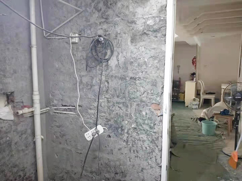 衛生間拆除裝修：衛生間的瓷磚拆除有很多需要特別注意的地方，操作不當會破壞其他的設施，所以在拆除前就需要留下來的衛浴用具。事前準備做好了，后面的工序才能有條不紊地進行。馬桶的拆卸則是留到敲磚后進行的。以免敲磚時掉落的瓷磚砸壞排水管，或掉到排水管道中造成淤塞。