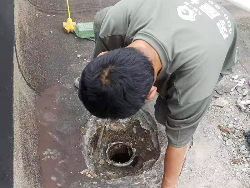 屋頂排水管疏通防水：屋頂排水不做好，不止是樓頂住戶遭殃哦，如果上面沒問題，就是整體防水層出問題了，結(jié)構(gòu)板阻水，水從薄弱的地方留出很正常，如果這里在下面堵了，會從別的地方出來。首先就先要將周邊清理干凈然后再電鉆疏通維修。