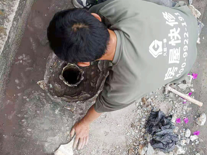 屋頂排水管疏通防水：屋頂排水不做好，不止是樓頂住戶遭殃哦，如果上面沒問題，就是整體防水層出問題了，結(jié)構(gòu)板阻水，水從薄弱的地方留出很正常，如果這里在下面堵了，會從別的地方出來。首先就先要將周邊清理干凈然后再電鉆疏通維修。