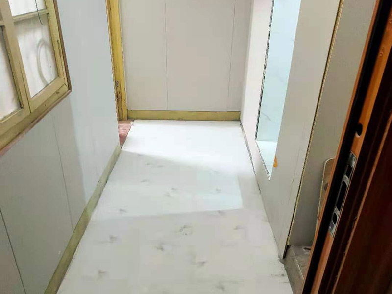  衛生間貼瓷磚多少錢不能一概而論，因為瓷磚的品牌，尺寸不同，價格自然不同。因此貼起來也是不同的，所以衛生間貼瓷磚多少錢還要看裝修公司的具體報價表了。或者可以直接半包自己訂瓷磚，然只早人工服務價格就會實惠且明確一些。