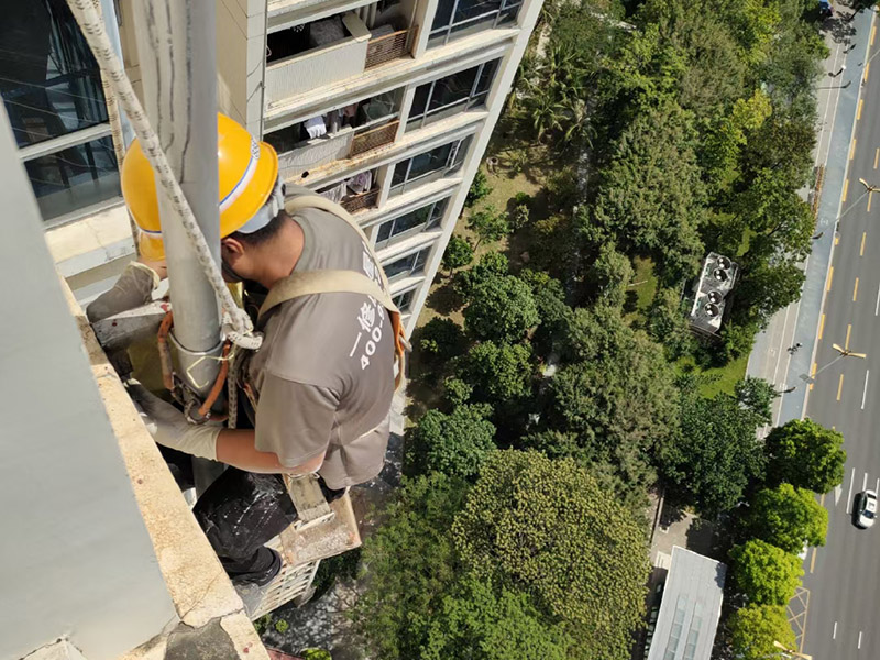 外墻高空作業(yè)：高空作業(yè)需要知道的小知識(shí)：高于地面2米以上(含2米)，且為懸空的高度作業(yè)是為高空作業(yè)。 安全措施需要注意這些點(diǎn)：高空作業(yè)人員必須正確佩帶安全帽，必須系好安全帶，并掛在牢固處(高掛低用)。高空作業(yè)嚴(yán)禁上下拋物，小型工具、配件用工具包盛裝或使用吊籃吊裝。檢查腳手架的扣件是否完好、螺栓是否擰緊;必須佩帶安全帶并掛牢(可拴在護(hù)欄上)。