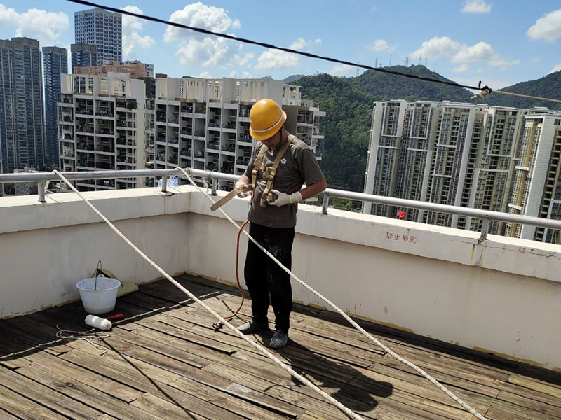 外墻高空作業(yè)：高空作業(yè)需要知道的小知識(shí)：高于地面2米以上(含2米)，且為懸空的高度作業(yè)是為高空作業(yè)。 安全措施需要注意這些點(diǎn)：高空作業(yè)人員必須正確佩帶安全帽，必須系好安全帶，并掛在牢固處(高掛低用)。高空作業(yè)嚴(yán)禁上下拋物，小型工具、配件用工具包盛裝或使用吊籃吊裝。檢查腳手架的扣件是否完好、螺栓是否擰緊;必須佩帶安全帶并掛牢(可拴在護(hù)欄上)。