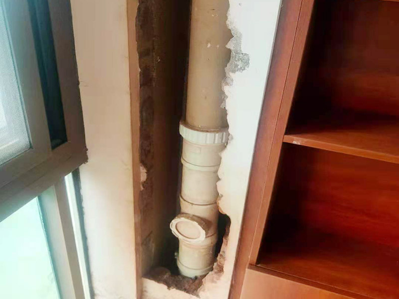 墻內主水管漏水維修：主水管漏水點相較其他水管更大，如果上面樓層不高就可以直接讓樓上不要用水，不然就要將整棟樓的水停下來，否則就會影響到后期的施工。更換的時候要將漏水的地方截掉，然后套上尺寸相同的新管，并用PVC膠水把連接處粘好。假如滲透的不嚴重，那么直接用PVC膠水粘結好，再拿防水布裹緊即可。最后再墻面修復。
