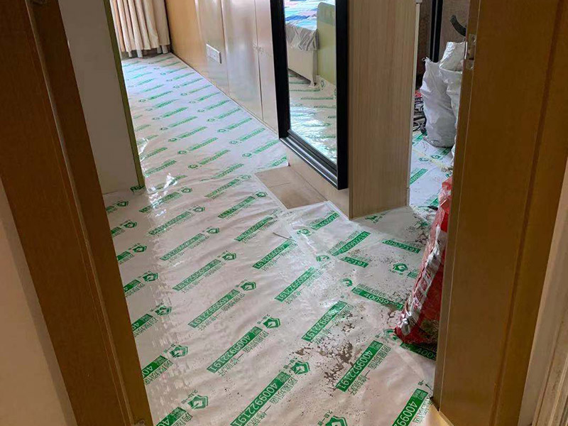 施工地板保護施工：二手房裝修時已經裝修好的地板，家具等不想二次污染就一定要注意對地板和家具進行保護。為了防止地板被沾染灰塵以及施工團隊人員等的腳印，最好先在地板上鋪一層防塵布等作為保護膜。