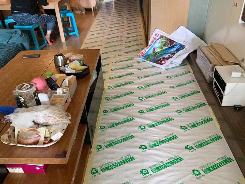 施工地板保護施工：二手房裝修時已經裝修好的地板，家具等不想二次污染就一定要注意對地板和家具進行保護。為了防止地板被沾染灰塵以及施工團隊人員等的腳印，最好先在地板上鋪一層防塵布等作為保護膜。