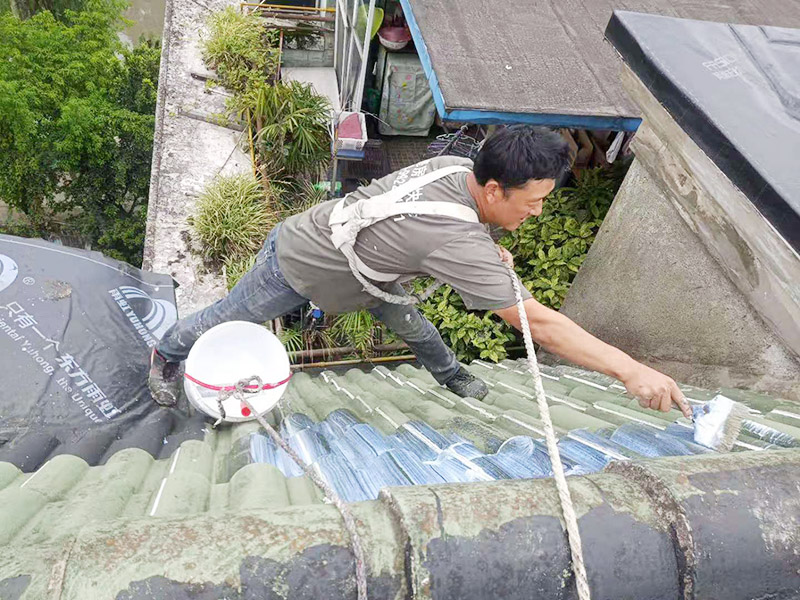 屋面防水卷材后刷防水：防水層鋪貼之前，所有其它工程必須施工完畢，然后清理基層。基層必須平整、堅固、無松動、起砂、起鼓、 凹凸和裂縫，而且防水一般都是兩遍，最好是卷材防水和涂料防水一起做，這樣最保險，在基層先均勻涂刷基層處理劑一層。待基層處理劑干燥后,可涂刷膠粘劑，應一次涂刷均勻。將卷材按預定位置放好后開始鋪貼，用膠粘劑粘平，干燥數分鐘后用壓輥壓實。